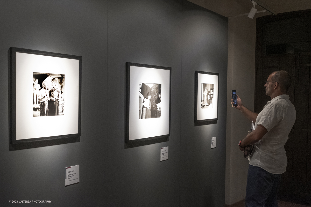 _DSF4898.jpg - 08/09/2023. Torino. La mostra ripercorre la vicenda umana e professionale di Lee Miller ponendo lâ€™attenzione sullo sguardo surrealista della fotografa Nella foto in visita alla mostra