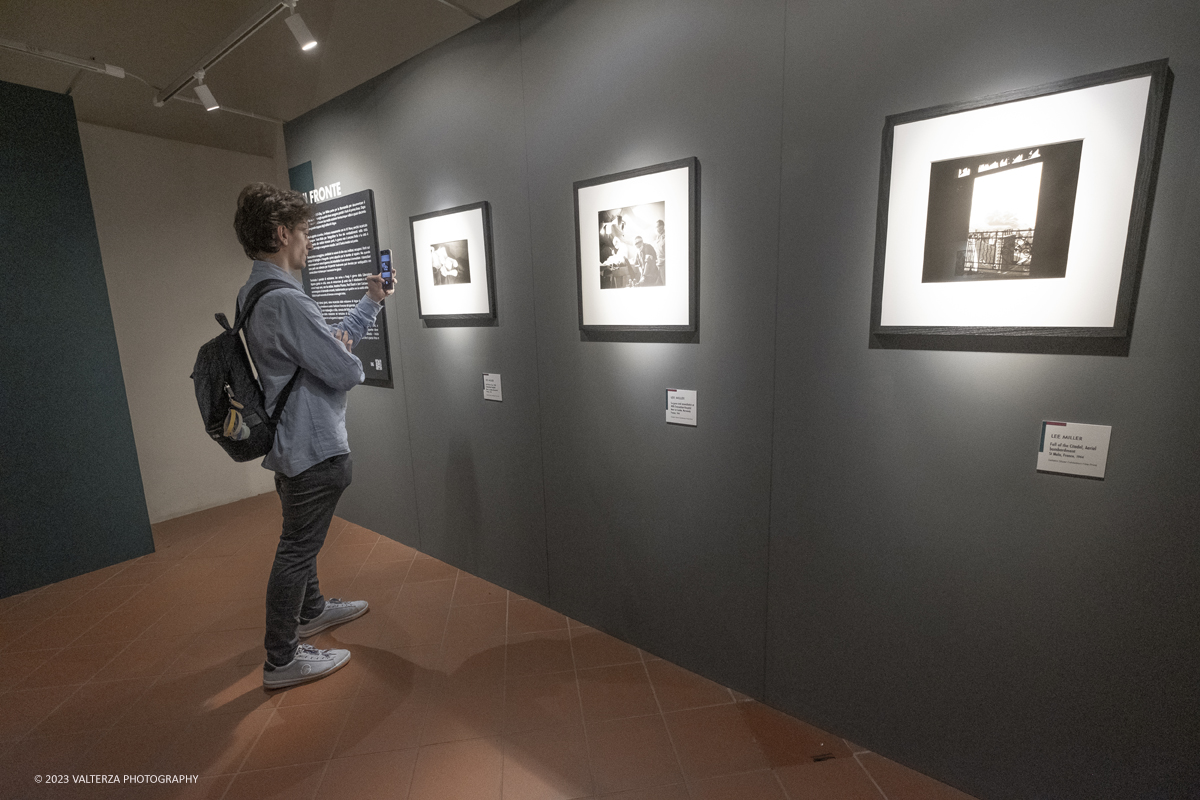 _DSF4917.jpg - 08/09/2023. Torino. La mostra ripercorre la vicenda umana e professionale di Lee Miller ponendo lâ€™attenzione sullo sguardo surrealista della fotografa Nella foto in visita alla mostra