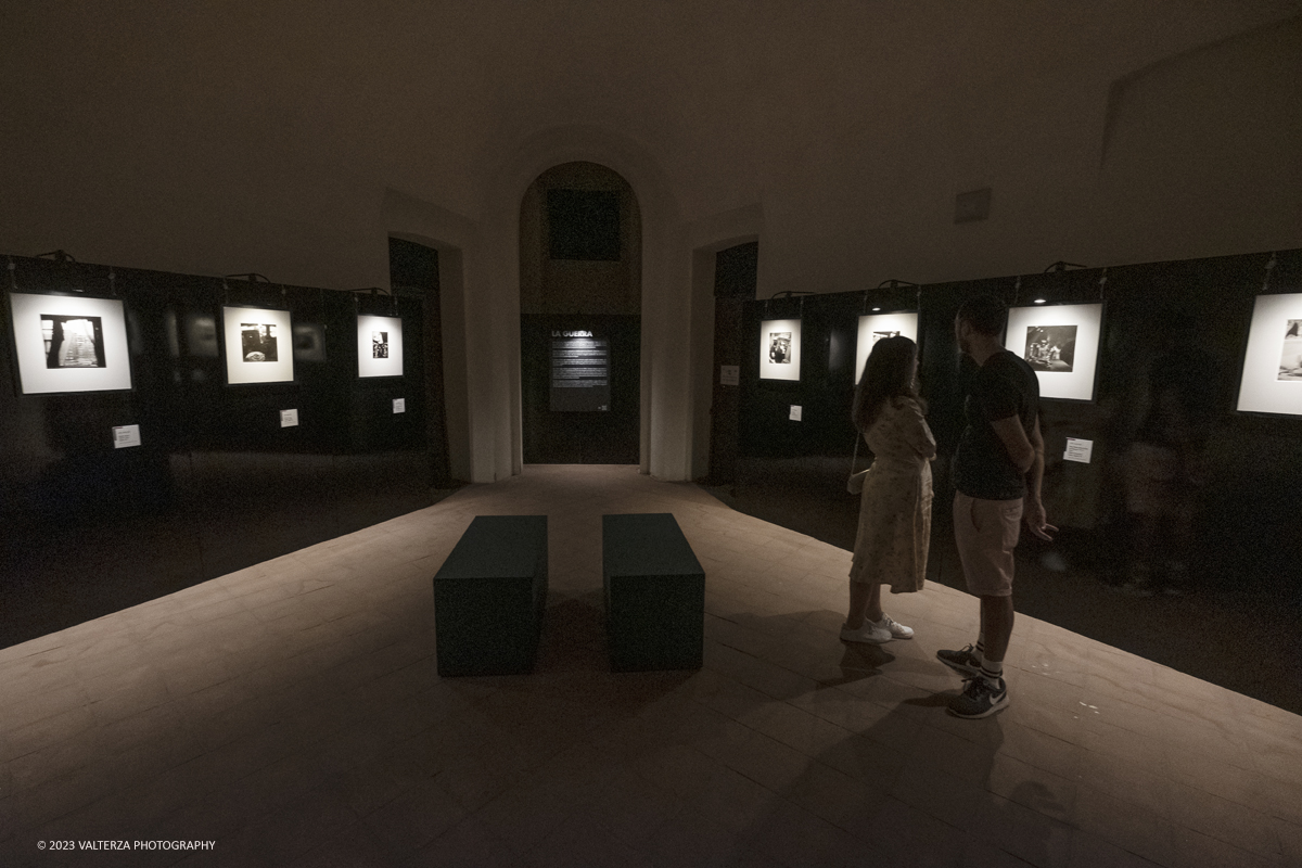 _DSF4935.jpg - 08/09/2023. Torino. La mostra ripercorre la vicenda umana e professionale di Lee Miller ponendo lâ€™attenzione sullo sguardo surrealista della fotografa_ Nella foto in visita alla mostra