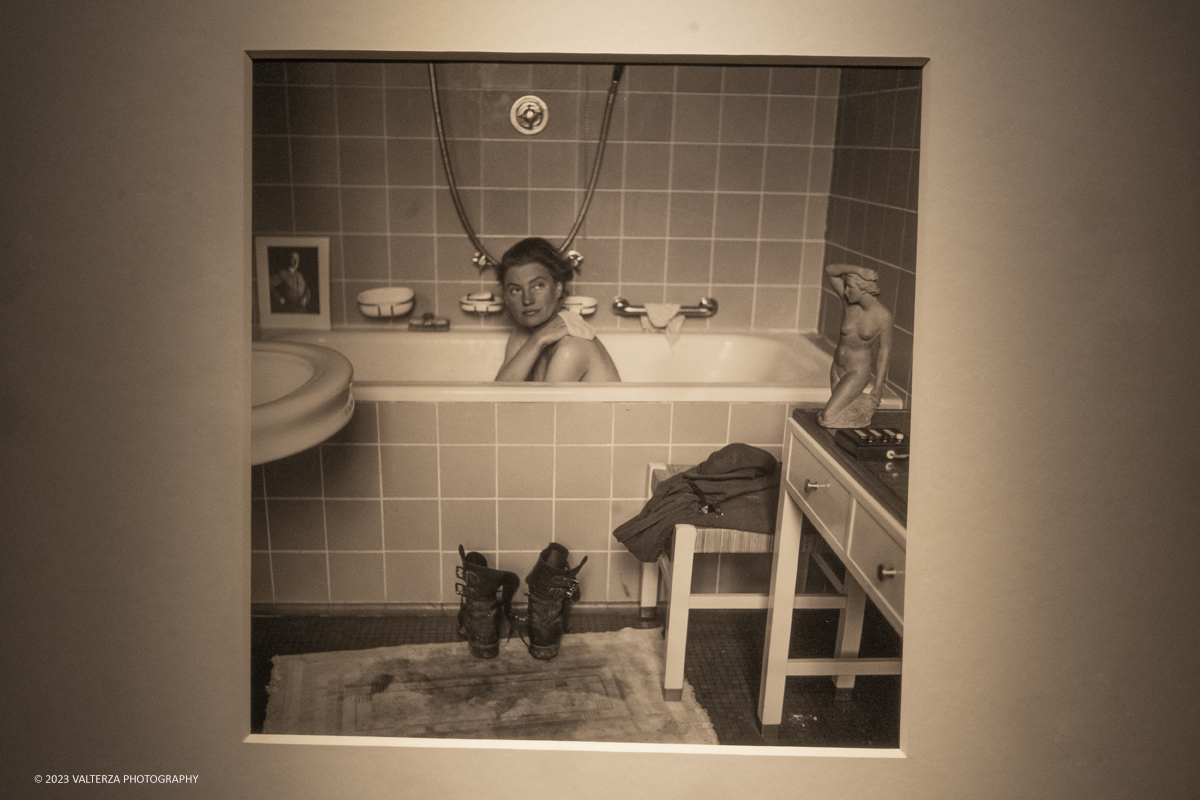 _DSF4957.jpg - 08/09/2023. Torino. La mostra ripercorre la vicenda umana e professionale di Lee Miller ponendo lâ€™attenzione sullo sguardo surrealista della fotografa_ Nella foto Lee Miller nella vasca da bagno di Hitler, Monaco di Baviera 1945