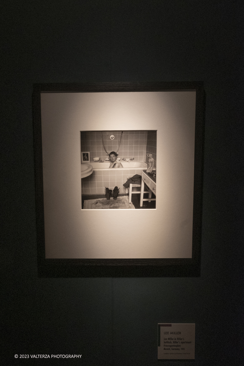 _DSF4960.jpg - 08/09/2023. Torino. La mostra ripercorre la vicenda umana e professionale di Lee Miller ponendo lâ€™attenzione sullo sguardo surrealista della fotografa_ Nella foto Lee Miller nella vasca da bagno di Hitler, Monaco di Baviera 1945