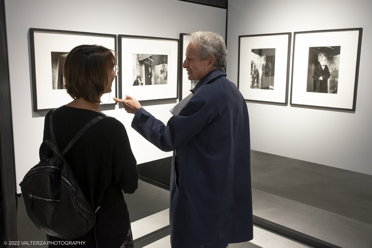 _DSF6012.jpg - 21/09/2022. Torino. Lâ€™esposizione rientra nel progetto â€œLa Grande Fotografia italiana â€œ Lâ€™obbiettivo Ã¨ dare spazio ai maestri della fotografia italiana attraverso una serie di mostre monografiche. La mostra di Lisetta Carmi alle Gallerie di Torino inaugura il primo di questi appuntamenti. Nella foto in visita alla mostra