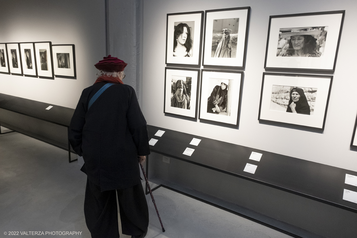 _DSF6038.jpg - 21/09/2022. Torino. Lâ€™esposizione rientra nel progetto â€œLa Grande Fotografia italiana â€œ Lâ€™obbiettivo Ã¨ dare spazio ai maestri della fotografia italiana attraverso una serie di mostre monografiche. La mostra di Lisetta Carmi alle Gallerie di Torino inaugura il primo di questi appuntamenti. Nella foto in visita alla mostra