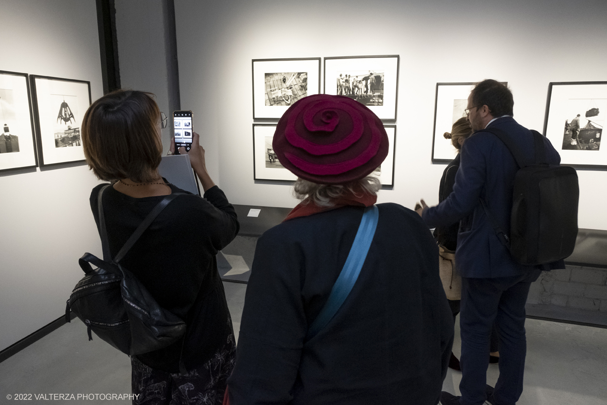 _DSF6047.jpg - 21/09/2022. Torino. Lâ€™esposizione rientra nel progetto â€œLa Grande Fotografia italiana â€œ Lâ€™obbiettivo Ã¨ dare spazio ai maestri della fotografia italiana attraverso una serie di mostre monografiche. La mostra di Lisetta Carmi alle Gallerie di Torino inaugura il primo di questi appuntamenti. Nella foto in visita alla mostra