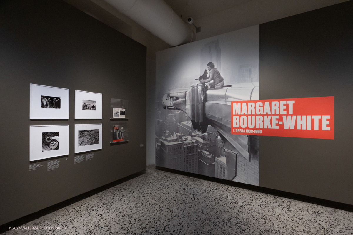 _DSF2385.jpg - 13/06/2924. Torino.  Ãˆ dedicata alla reporter americana Margaret Bourke-White la grande mostra estiva del museo torinese, con 150 scatti scelti per raccontare, tappa dopo tappa, la carriera della prima fotografa donna di LIFE.  Dal 14 giugno al 6 ottobre 2024. Nella foto l'allestimento della sala 1 della mostra con i primi servizi di life