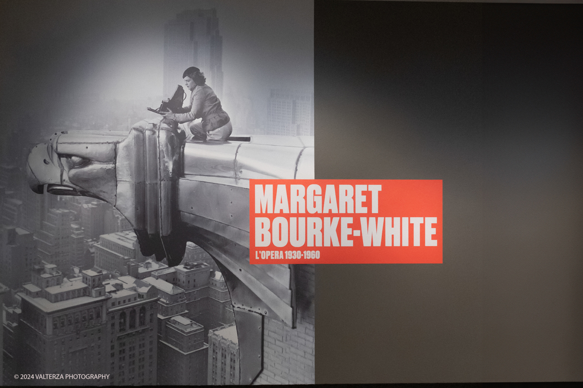 _DSF2394.jpg - 13/06/2924. Torino.  Ãˆ dedicata alla reporter americana Margaret Bourke-White la grande mostra estiva del museo torinese, con 150 scatti scelti per raccontare, tappa dopo tappa, la carriera della prima fotografa donna di LIFE.  Dal 14 giugno al 6 ottobre 2024. Nella foto  Margaret Bourke-White in cima al Chrysler Building