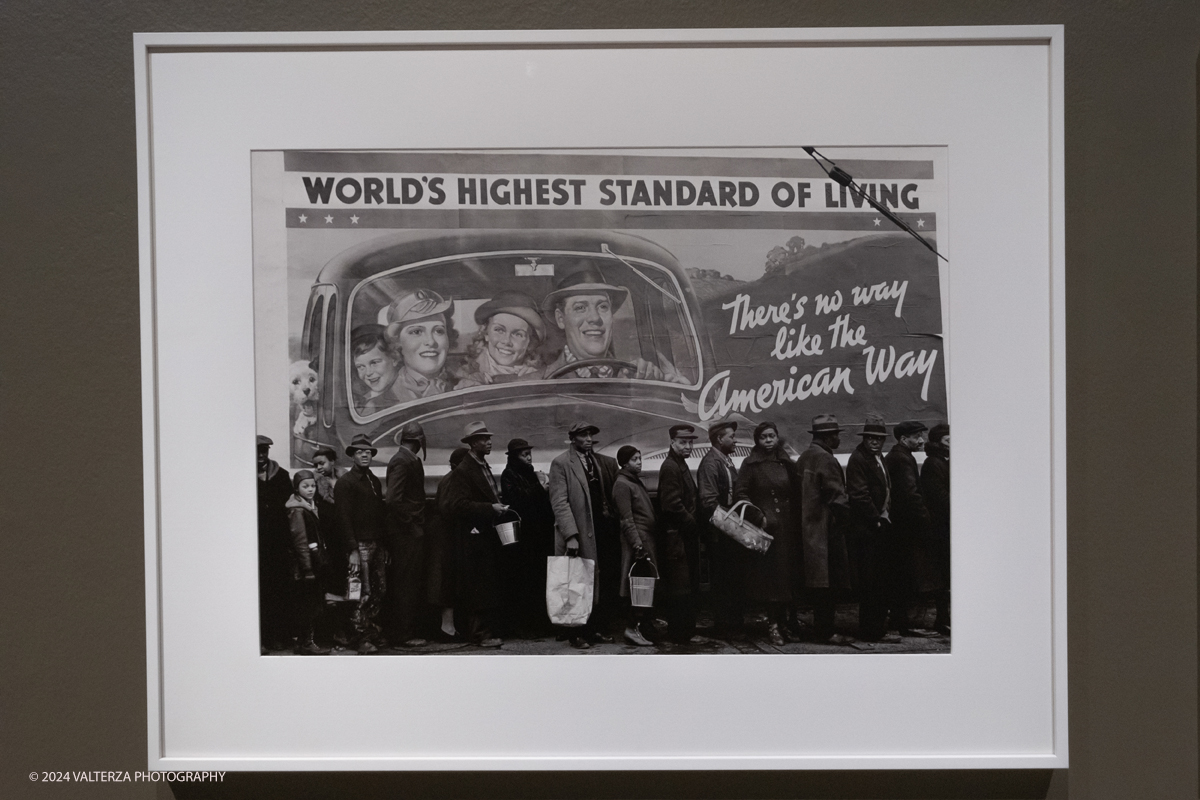 _DSF2406.jpg - 13/06/2924. Torino.  Ãˆ dedicata alla reporter americana Margaret Bourke-White la grande mostra estiva del museo torinese, con 150 scatti scelti per raccontare, tappa dopo tappa, la carriera della prima fotografa donna di LIFE.  Dal 14 giugno al 6 ottobre 2024. Nella foto alluvionati afroaamericani in fila per ricevere cibo e vestiti , Kentucky 1937