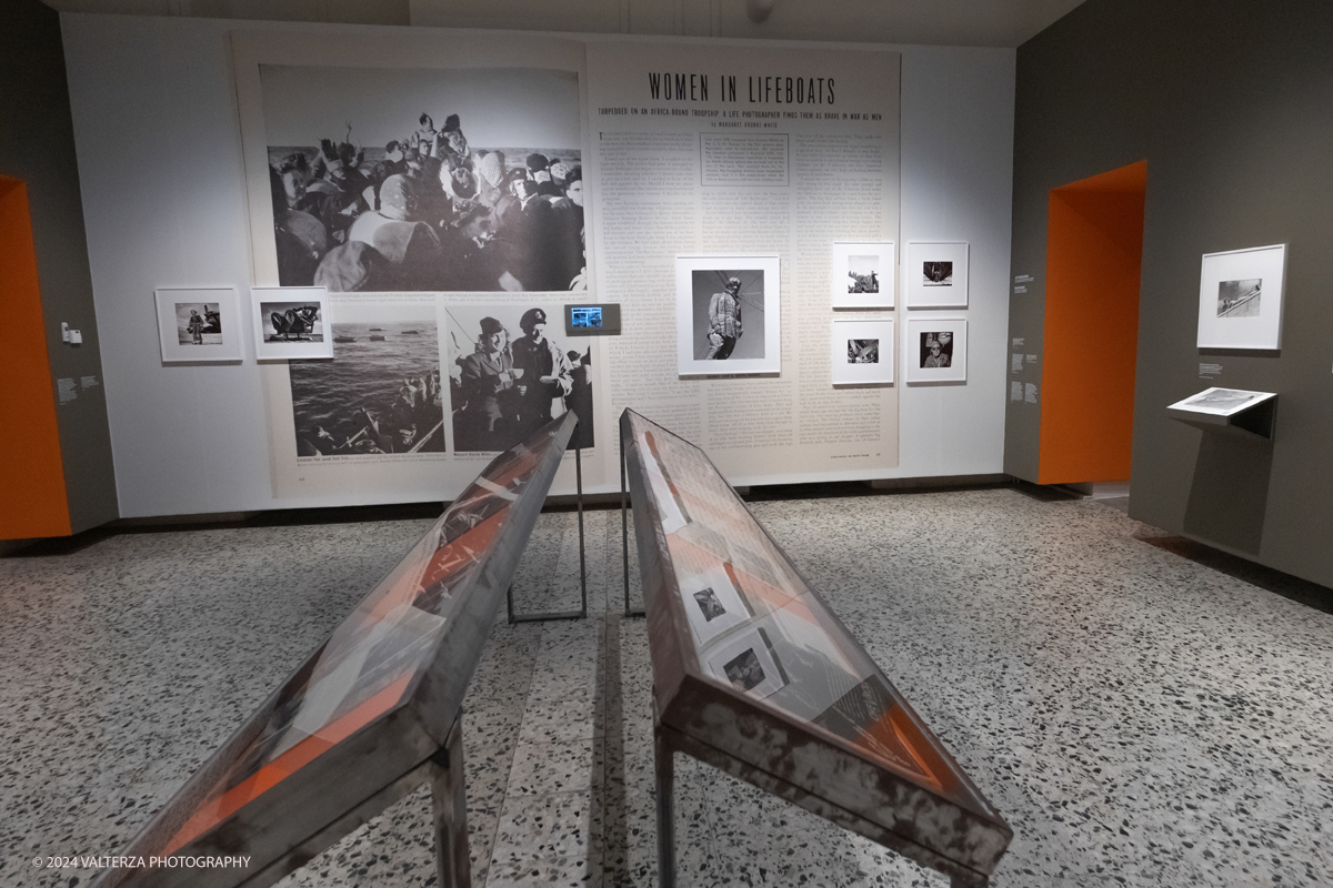 _DSF2480.jpg - 13/06/2924. Torino.  Ãˆ dedicata alla reporter americana Margaret Bourke-White la grande mostra estiva del museo torinese, con 150 scatti scelti per raccontare, tappa dopo tappa, la carriera della prima fotografa donna di LIFE.  Dal 14 giugno al 6 ottobre 2024. Nella foto allestimento della sala 4 avente come tema cielo e fango le fotografie della guerra.