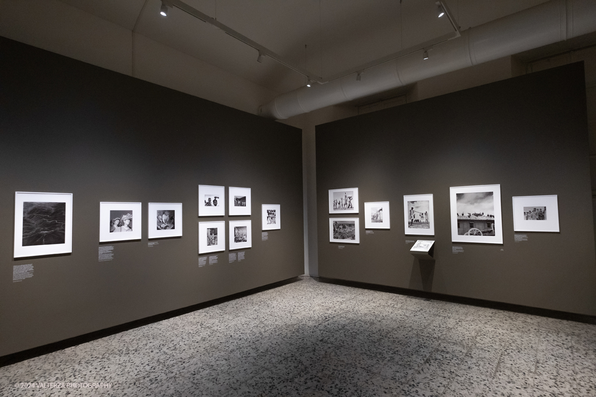 _DSF2510.jpg - 13/06/2924. Torino.  Ãˆ dedicata alla reporter americana Margaret Bourke-White la grande mostra estiva del museo torinese, con 150 scatti scelti per raccontare, tappa dopo tappa, la carriera della prima fotografa donna di LIFE.  Dal 14 giugno al 6 ottobre 2024. Nella foto allestimento della sala 5 avente come tema Il mondo senza confini: i reportage in India Pakistan e Corea