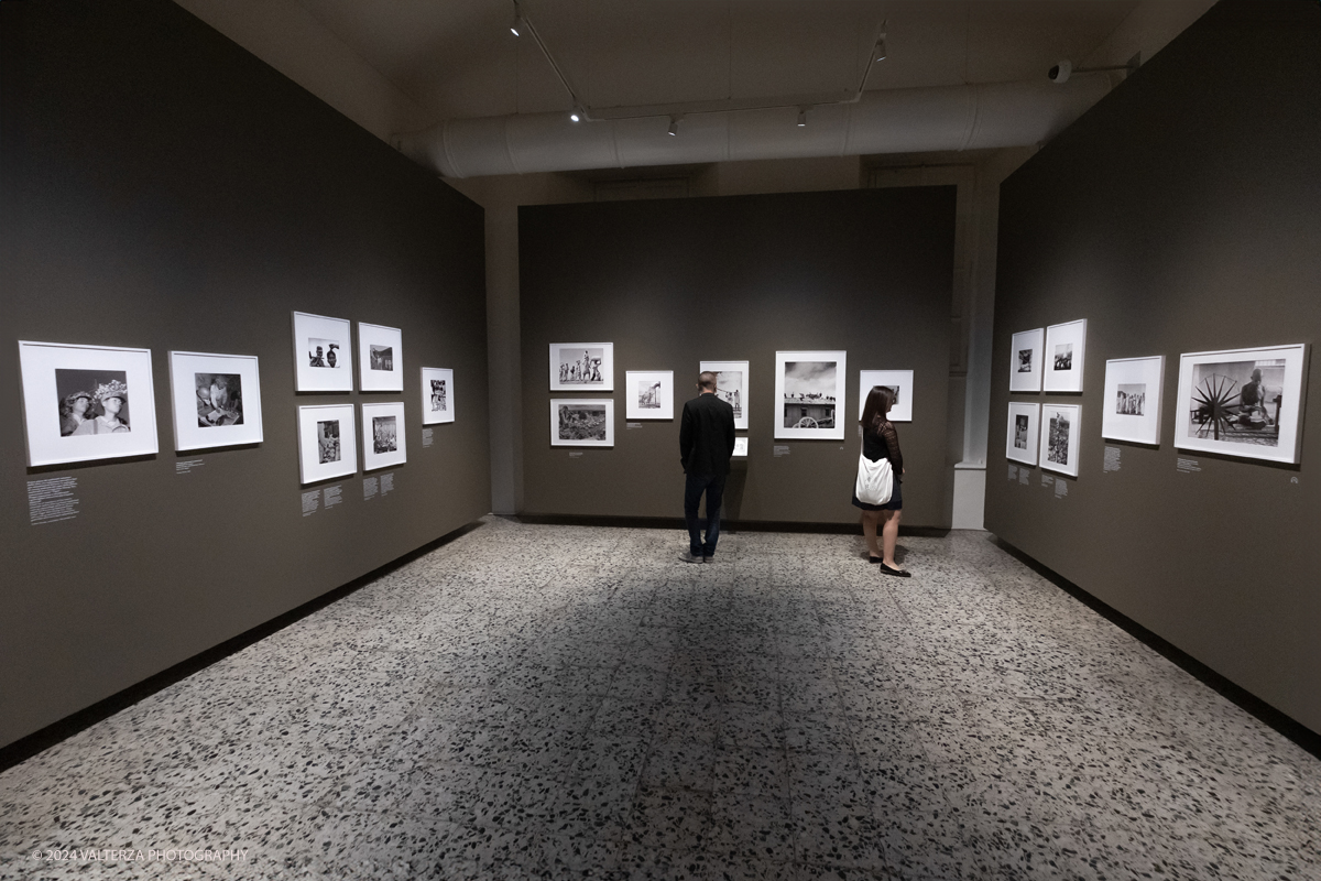 _DSF2545.jpg - 13/06/2924. Torino.  Ãˆ dedicata alla reporter americana Margaret Bourke-White la grande mostra estiva del museo torinese, con 150 scatti scelti per raccontare, tappa dopo tappa, la carriera della prima fotografa donna di LIFE.  Dal 14 giugno al 6 ottobre 2024. Nella foto in visita alla mostra