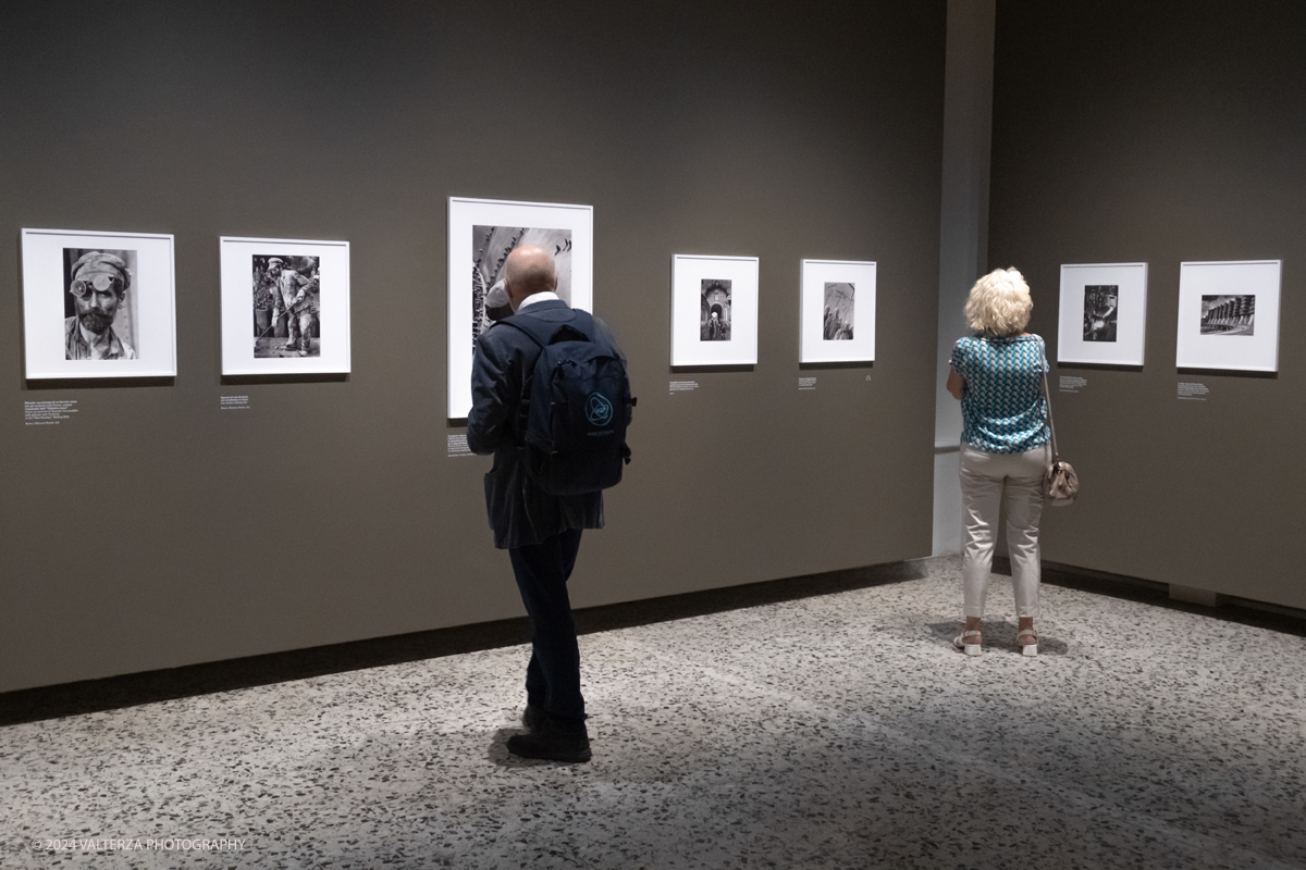 _DSF2568.jpg - 13/06/2924. Torino.  Ãˆ dedicata alla reporter americana Margaret Bourke-White la grande mostra estiva del museo torinese, con 150 scatti scelti per raccontare, tappa dopo tappa, la carriera della prima fotografa donna di LIFE.  Dal 14 giugno al 6 ottobre 2024. Nella foto in visita alla mostra