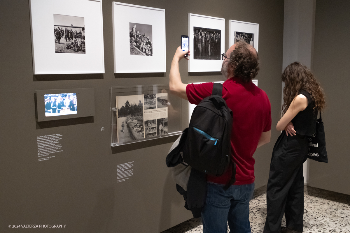 _DSF2599.jpg - 13/06/2924. Torino.  Ãˆ dedicata alla reporter americana Margaret Bourke-White la grande mostra estiva del museo torinese, con 150 scatti scelti per raccontare, tappa dopo tappa, la carriera della prima fotografa donna di LIFE.  Dal 14 giugno al 6 ottobre 2024. Nella foto in visita alla mostra