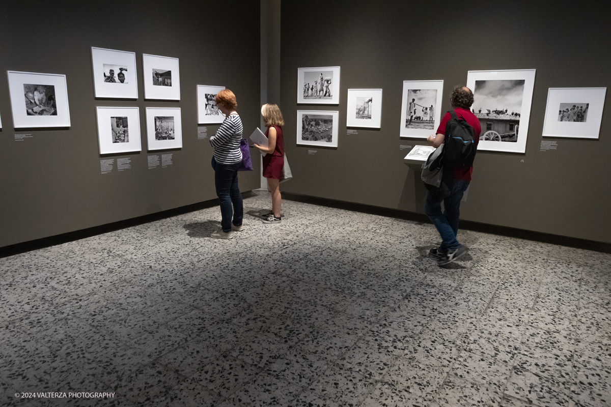 _DSF2607.jpg - 13/06/2924. Torino.  Ãˆ dedicata alla reporter americana Margaret Bourke-White la grande mostra estiva del museo torinese, con 150 scatti scelti per raccontare, tappa dopo tappa, la carriera della prima fotografa donna di LIFE.  Dal 14 giugno al 6 ottobre 2024. Nella foto in visita alla mostra