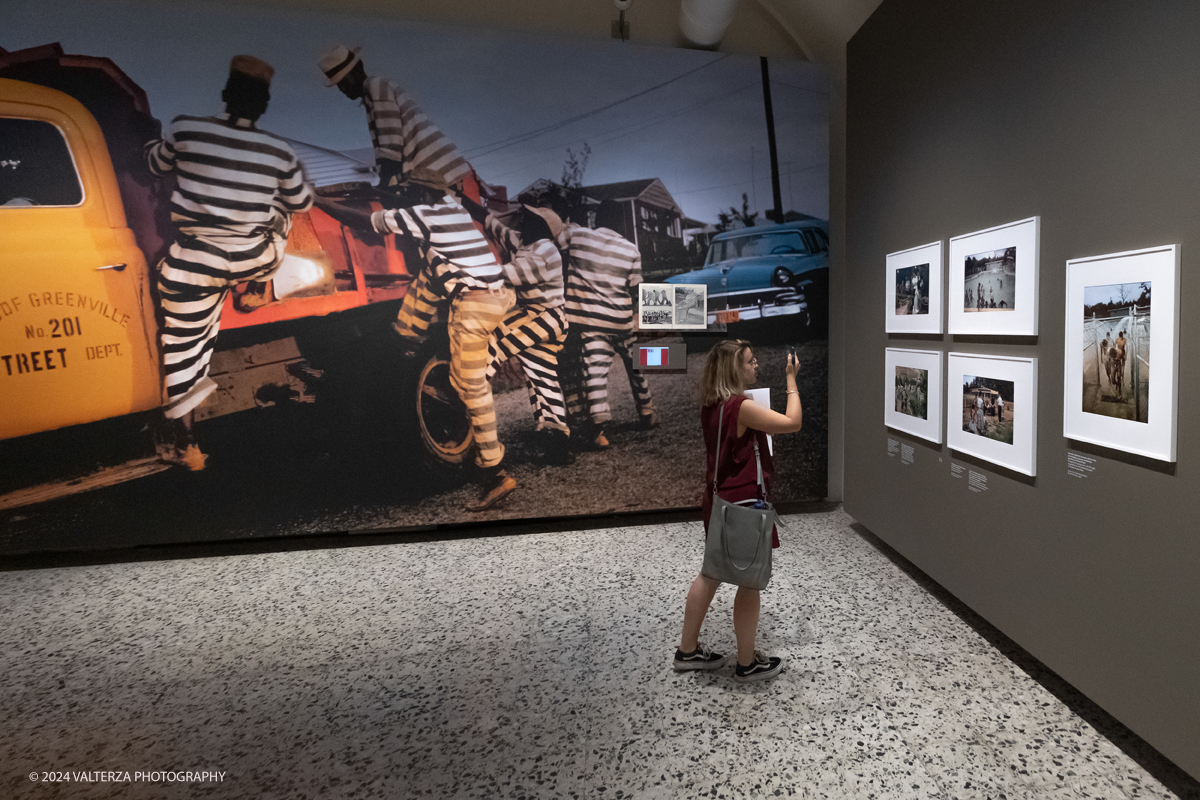 _DSF2617.jpg - 13/06/2924. Torino.  Ãˆ dedicata alla reporter americana Margaret Bourke-White la grande mostra estiva del museo torinese, con 150 scatti scelti per raccontare, tappa dopo tappa, la carriera della prima fotografa donna di LIFE.  Dal 14 giugno al 6 ottobre 2024. Nella foto in visita alla mostra