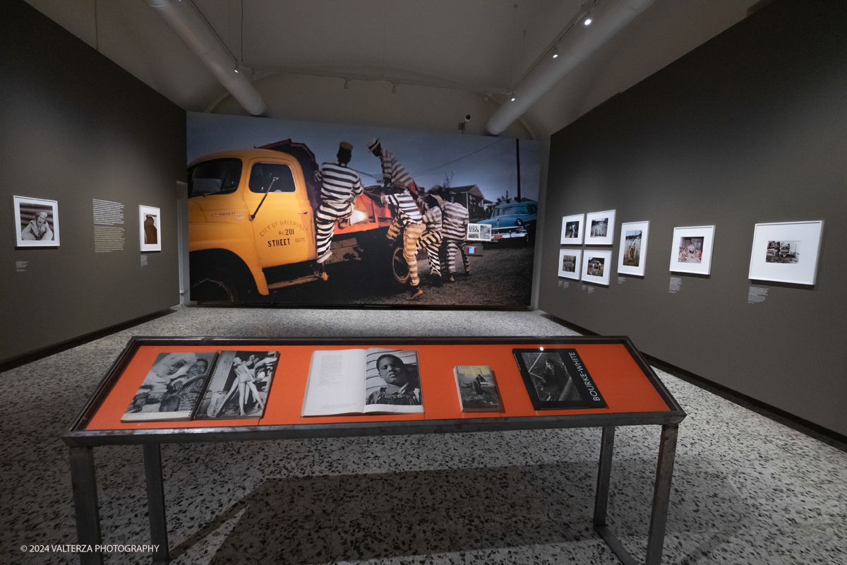 _DSF2639.jpg - 13/06/2924. Torino.  Ãˆ dedicata alla reporter americana Margaret Bourke-White la grande mostra estiva del museo torinese, con 150 scatti scelti per raccontare, tappa dopo tappa, la carriera della prima fotografa donna di LIFE.  Dal 14 giugno al 6 ottobre 2024. Nella foto aallestimento della sala 6 dedicata al tema Oro, Diaamanti e Coca Cola