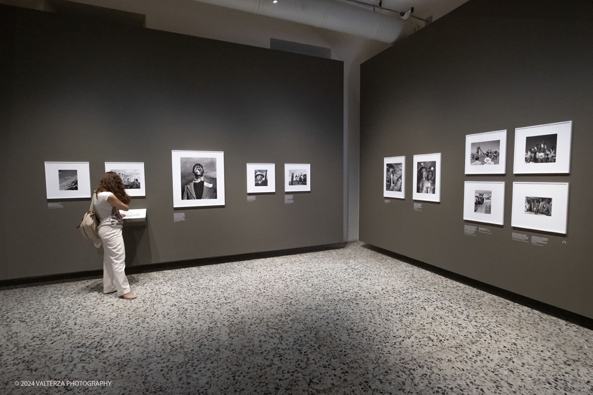 _DSF2650.jpg - 13/06/2924. Torino.  Ãˆ dedicata alla reporter americana Margaret Bourke-White la grande mostra estiva del museo torinese, con 150 scatti scelti per raccontare, tappa dopo tappa, la carriera della prima fotografa donna di LIFE.  Dal 14 giugno al 6 ottobre 2024. Nella foto in visita alla mostra