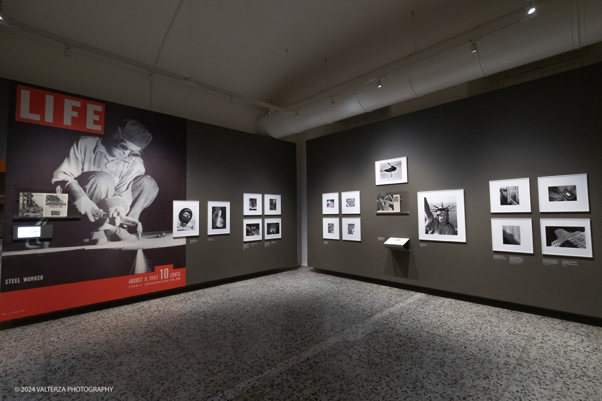 _DSF2667.jpg - 13/06/2924. Torino.  Ãˆ dedicata alla reporter americana Margaret Bourke-White la grande mostra estiva del museo torinese, con 150 scatti scelti per raccontare, tappa dopo tappa, la carriera della prima fotografa donna di LIFE.  Dal 14 giugno al 6 ottobre 2024. Nella foto Allestimento della saala 1 dedicata al tema I primi servizi di Life