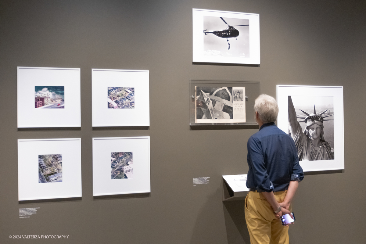 _DSF8694.jpg - 3/06/2924. Torino.  Ãˆ dedicata alla reporter americana Margaret Bourke-White la grande mostra estiva del museo torinese, con 150 scatti scelti per raccontare, tappa dopo tappa, la carriera della prima fotografa donna di LIFE.  Dal 14 giugno al 6 ottobre 2024. Nella foto in visita alla mostra