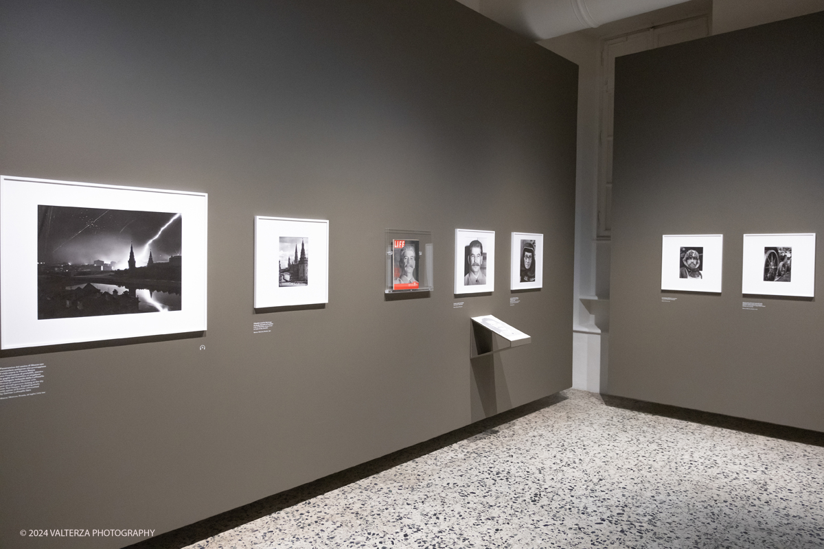 _DSF8718.jpg - 13/06/2924. Torino.  Ãˆ dedicata alla reporter americana Margaret Bourke-White la grande mostra estiva del museo torinese, con 150 scatti scelti per raccontare, tappa dopo tappa, la carriera della prima fotografa donna di LIFE.  Dal 14 giugno al 6 ottobre 2024. Nella foto parte dell'allestimeno della mostra