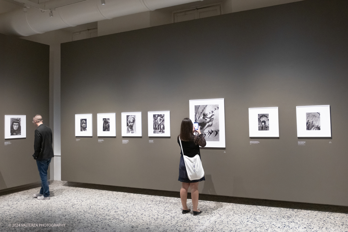 _DSF8749.jpg - 3/06/2924. Torino.  Ãˆ dedicata alla reporter americana Margaret Bourke-White la grande mostra estiva del museo torinese, con 150 scatti scelti per raccontare, tappa dopo tappa, la carriera della prima fotografa donna di LIFE.  Dal 14 giugno al 6 ottobre 2024. Nella foto in visita alla mostra