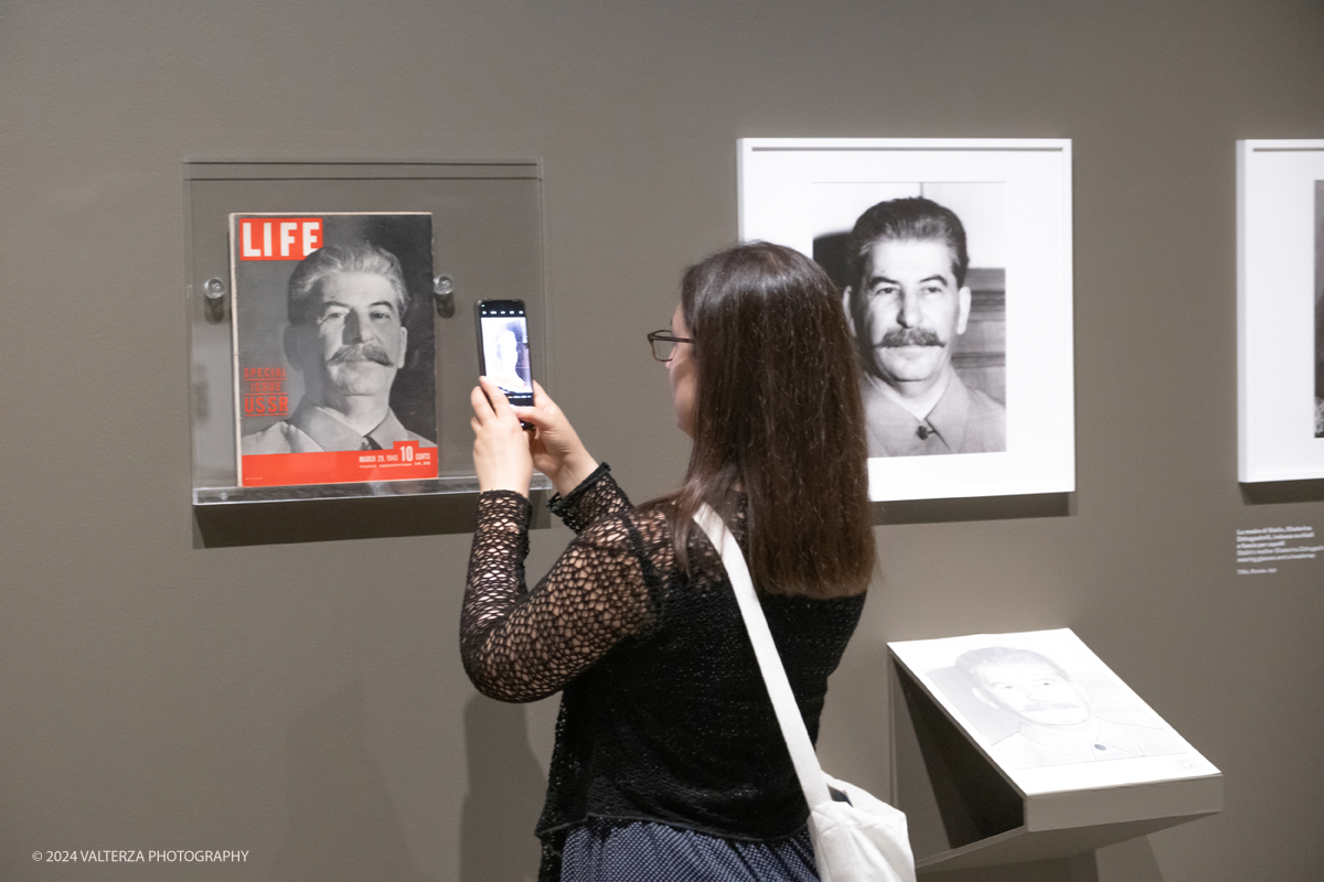 _DSF8767.jpg - 3/06/2924. Torino.  Ãˆ dedicata alla reporter americana Margaret Bourke-White la grande mostra estiva del museo torinese, con 150 scatti scelti per raccontare, tappa dopo tappa, la carriera della prima fotografa donna di LIFE.  Dal 14 giugno al 6 ottobre 2024. Nella foto in visita alla mostra