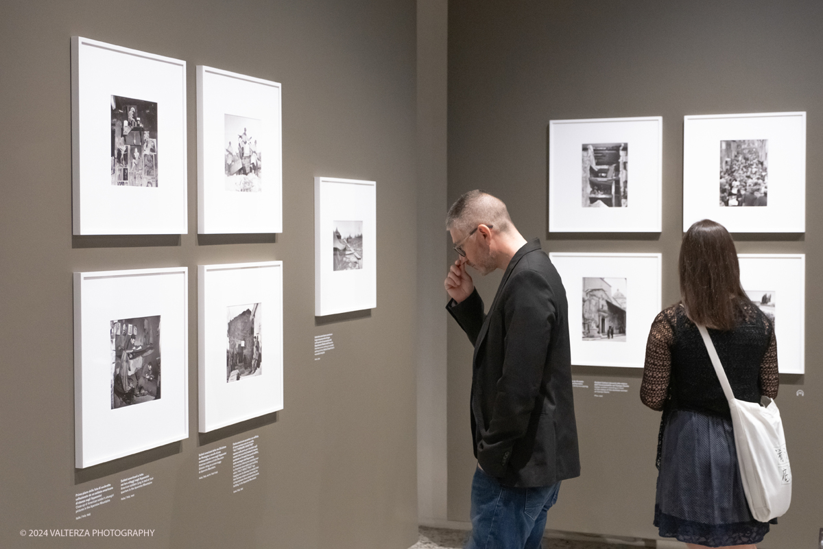 _DSF8802.jpg - 3/06/2924. Torino.  Ãˆ dedicata alla reporter americana Margaret Bourke-White la grande mostra estiva del museo torinese, con 150 scatti scelti per raccontare, tappa dopo tappa, la carriera della prima fotografa donna di LIFE.  Dal 14 giugno al 6 ottobre 2024. Nella foto in visita alla mostra