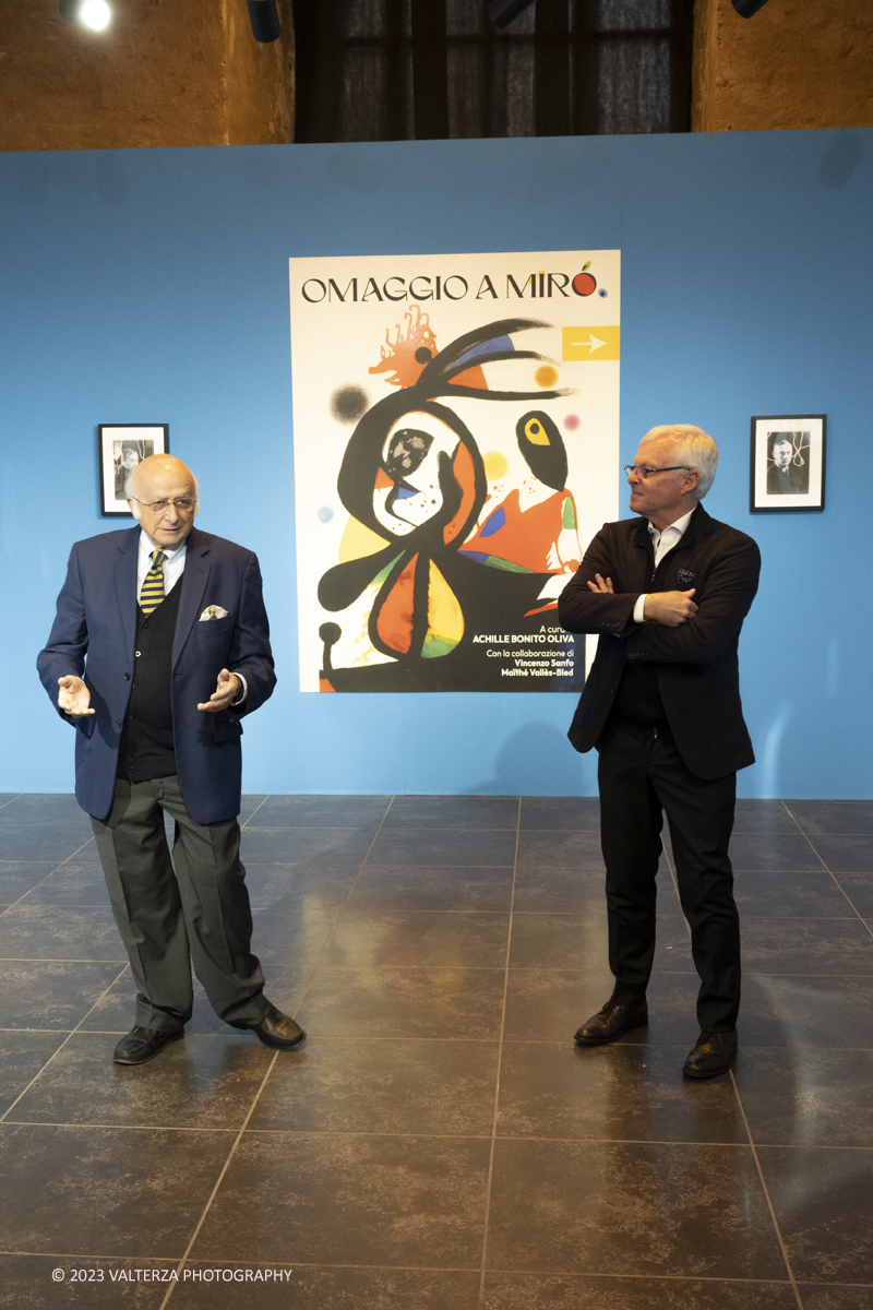 _DSF2851.jpg - 27/10/2023. Torino.  Mostra antologica dedicata allâ€™artista catalano MirÃ². A quarantâ€™anni dalla sua scomparsa lâ€™esposizione, che comprende quasi 200 opere, celebra la sua prolifica arte improntata alla joie de vivre con una raccolta di opere datate 1924 - 1981, la maggior parte delle quali mai esposte al pubblico. In mostra al Mastio della Cittadella dal 28 ottobre a 14 gennaio. Nella foto un curatore Vincenzo Sanfo e Fabrizio KÃ¼hne dell'ufficio Stampa presentano la mostra