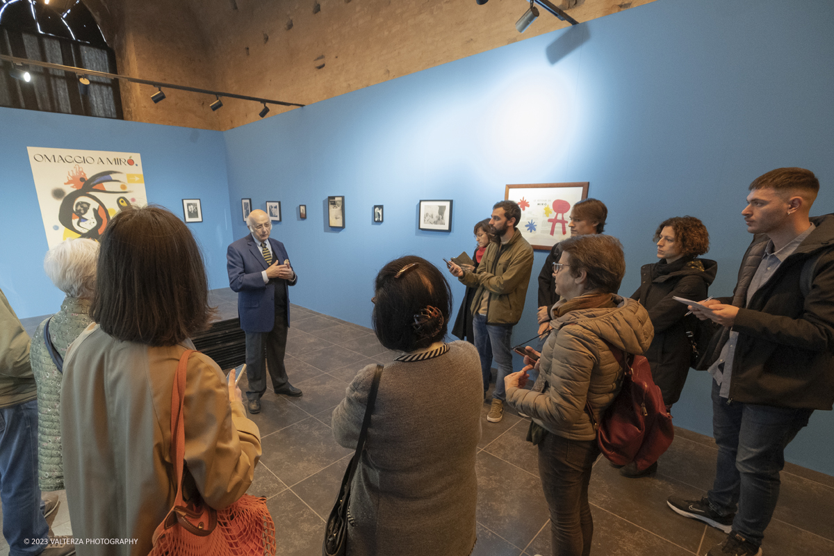 _DSF7861.jpg - 27/10/2023. Torino.  Mostra antologica dedicata allâ€™artista catalano MirÃ². A quarantâ€™anni dalla sua scomparsa lâ€™esposizione, che comprende quasi 200 opere, celebra la sua prolifica arte improntata alla joie de vivre con una raccolta di opere datate 1924 - 1981, la maggior parte delle quali mai esposte al pubblico. In mostra al Mastio della Cittadella dal 28 ottobre a 14 gennaio. Nella foto   visita guidata alla mostra da un curatore Vincenzo Sanfo