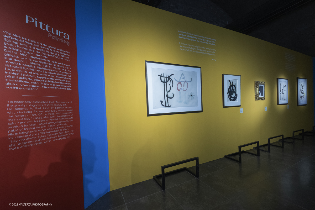 _DSF7912.jpg - 27/10/2023. Torino.  Mostra antologica dedicata allâ€™artista catalano MirÃ². A quarantâ€™anni dalla sua scomparsa lâ€™esposizione, che comprende quasi 200 opere, celebra la sua prolifica arte improntata alla joie de vivre con una raccolta di opere datate 1924 - 1981, la maggior parte delle quali mai esposte al pubblico. In mostra al Mastio della Cittadella dal 28 ottobre a 14 gennaio. Nella foto Joan MirÃ³, parte dell'allestimento della mostra