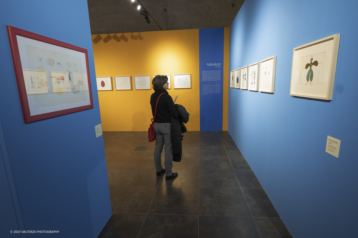 _DSF8005.jpg - 27/10/2023. Torino.  Mostra antologica dedicata allâ€™artista catalano MirÃ². A quarantâ€™anni dalla sua scomparsa lâ€™esposizione, che comprende quasi 200 opere, celebra la sua prolifica arte improntata alla joie de vivre con una raccolta di opere datate 1924 - 1981, la maggior parte delle quali mai esposte al pubblico. In mostra al Mastio della Cittadella dal 28 ottobre a 14 gennaio. Nella foto Joan MirÃ³, in visita alla mostra