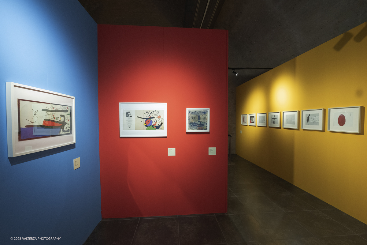 _DSF8054.jpg - 27/10/2023. Torino.  Mostra antologica dedicata allâ€™artista catalano MirÃ². A quarantâ€™anni dalla sua scomparsa lâ€™esposizione, che comprende quasi 200 opere, celebra la sua prolifica arte improntata alla joie de vivre con una raccolta di opere datate 1924 - 1981, la maggior parte delle quali mai esposte al pubblico. In mostra al Mastio della Cittadella dal 28 ottobre a 14 gennaio. Nella foto Joan MirÃ³, parte dell'allestimento della mostra