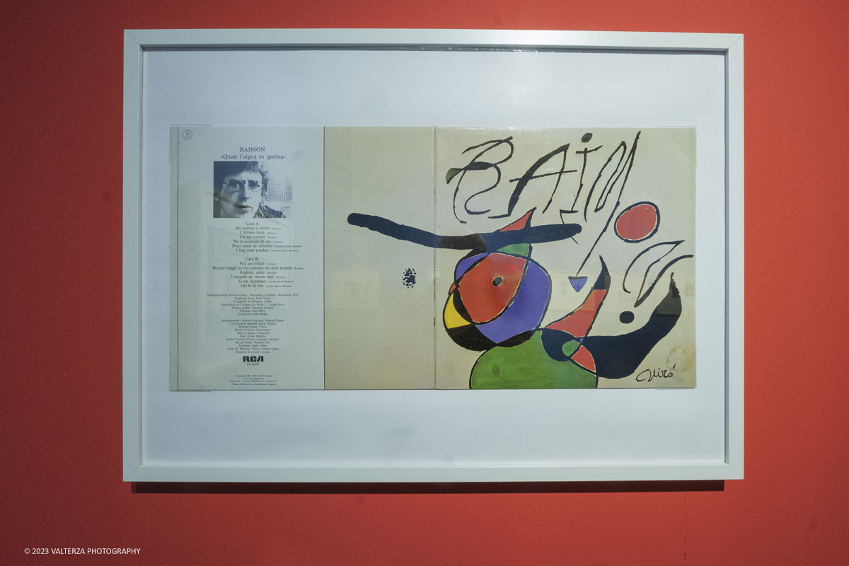 _DSF8062.jpg - 27/10/2023. Torino.  Mostra antologica dedicata allâ€™artista catalano MirÃ². A quarantâ€™anni dalla sua scomparsa lâ€™esposizione, che comprende quasi 200 opere, celebra la sua prolifica arte improntata alla joie de vivre con una raccolta di opere datate 1924 - 1981, la maggior parte delle quali mai esposte al pubblico. In mostra al Mastio della Cittadella dal 28 ottobre a 14 gennaio. Nella foto Joan MirÃ³ copertina per LP Raimon 1968