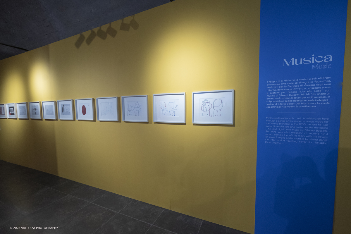 _DSF8076.jpg - 27/10/2023. Torino.  Mostra antologica dedicata allâ€™artista catalano MirÃ². A quarantâ€™anni dalla sua scomparsa lâ€™esposizione, che comprende quasi 200 opere, celebra la sua prolifica arte improntata alla joie de vivre con una raccolta di opere datate 1924 - 1981, la maggior parte delle quali mai esposte al pubblico. In mostra al Mastio della Cittadella dal 28 ottobre a 14 gennaio. Nella foto Joan MirÃ³ parte dell'allestimento della mostra