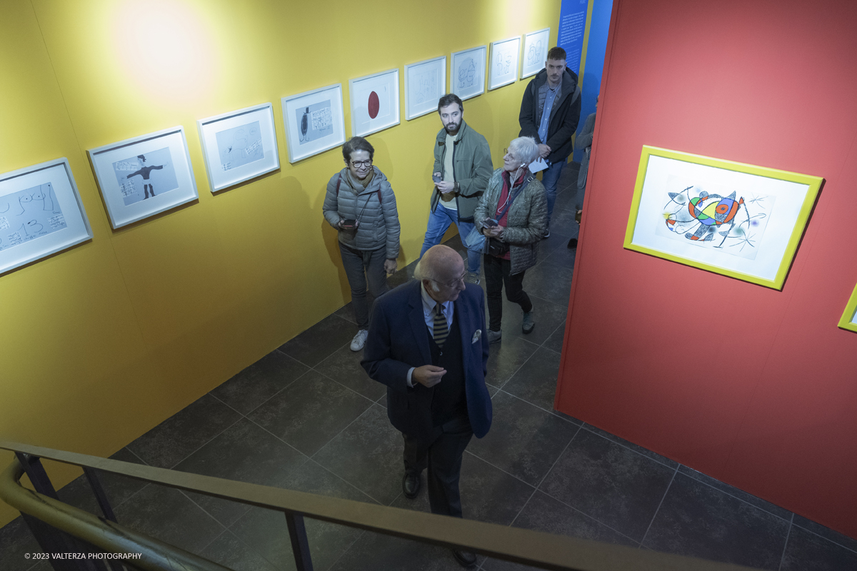 _DSF8114.jpg - 27/10/2023. Torino.  Mostra antologica dedicata allâ€™artista catalano MirÃ². A quarantâ€™anni dalla sua scomparsa lâ€™esposizione, che comprende quasi 200 opere, celebra la sua prolifica arte improntata alla joie de vivre con una raccolta di opere datate 1924 - 1981, la maggior parte delle quali mai esposte al pubblico. In mostra al Mastio della Cittadella dal 28 ottobre a 14 gennaio. Nella foto  visita guidata alla mostra da un curatore Vincenzo Sanfo