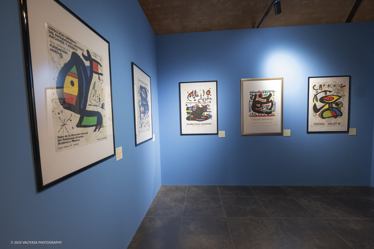 _DSF8148.jpg - 27/10/2023. Torino.  Mostra antologica dedicata allâ€™artista catalano MirÃ². A quarantâ€™anni dalla sua scomparsa lâ€™esposizione, che comprende quasi 200 opere, celebra la sua prolifica arte improntata alla joie de vivre con una raccolta di opere datate 1924 - 1981, la maggior parte delle quali mai esposte al pubblico. In mostra al Mastio della Cittadella dal 28 ottobre a 14 gennaio. Nella foto Joan MirÃ³, parte dell'allestimento della mostra