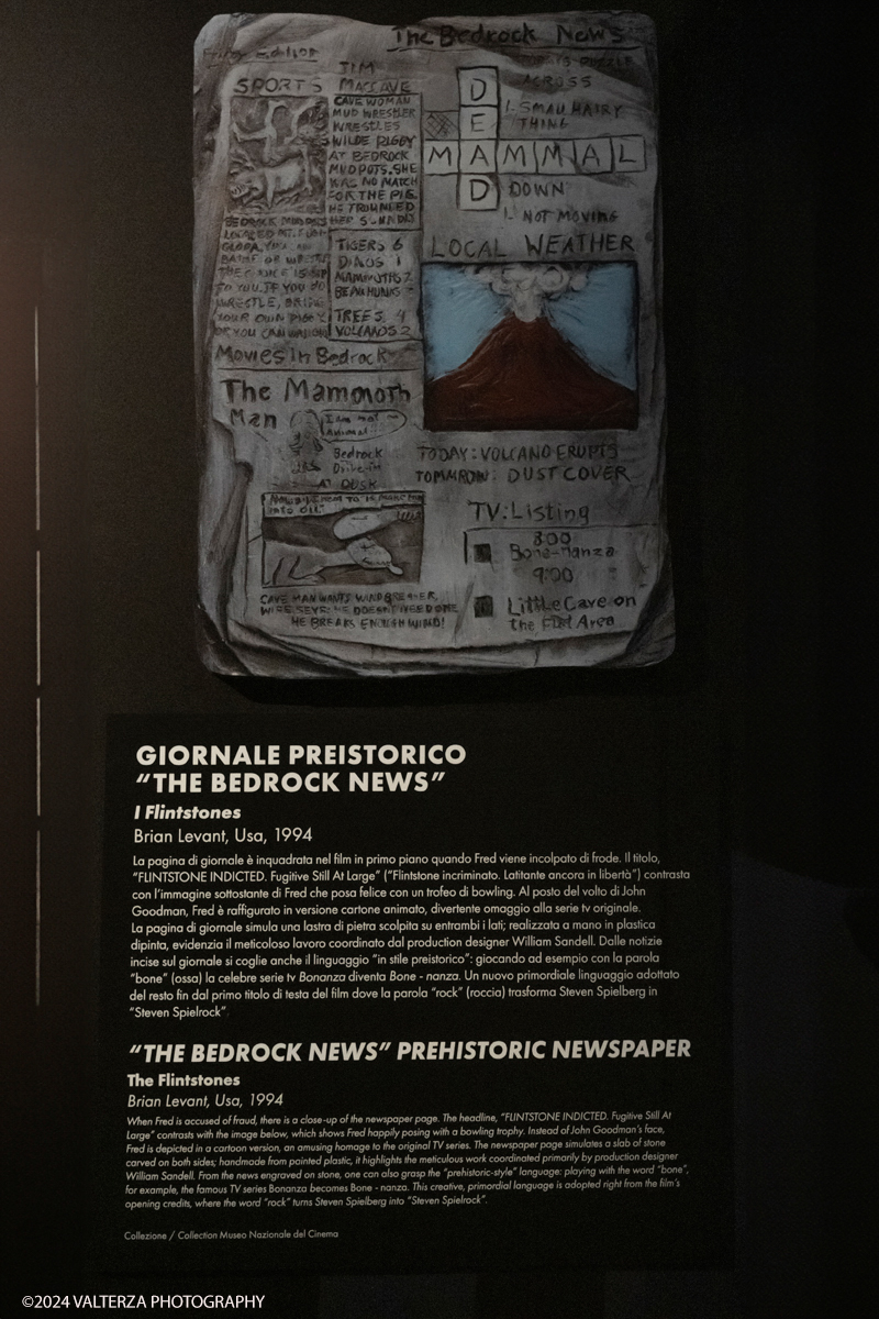 _DSF5250.jpg - 28/05/2024. Torino.  Centoventi oggetti originali di scena, costumi e memorabilia, provenienti dai set cinematografici hollywoodiani, sono i protagonisti della mostra MOVIE ICONS. 29 maggio 2024 - 13 gennaio 2025Nella foto materiale  Giornale preistorrico " The bedrock news" dal film I Flinstones , 1994