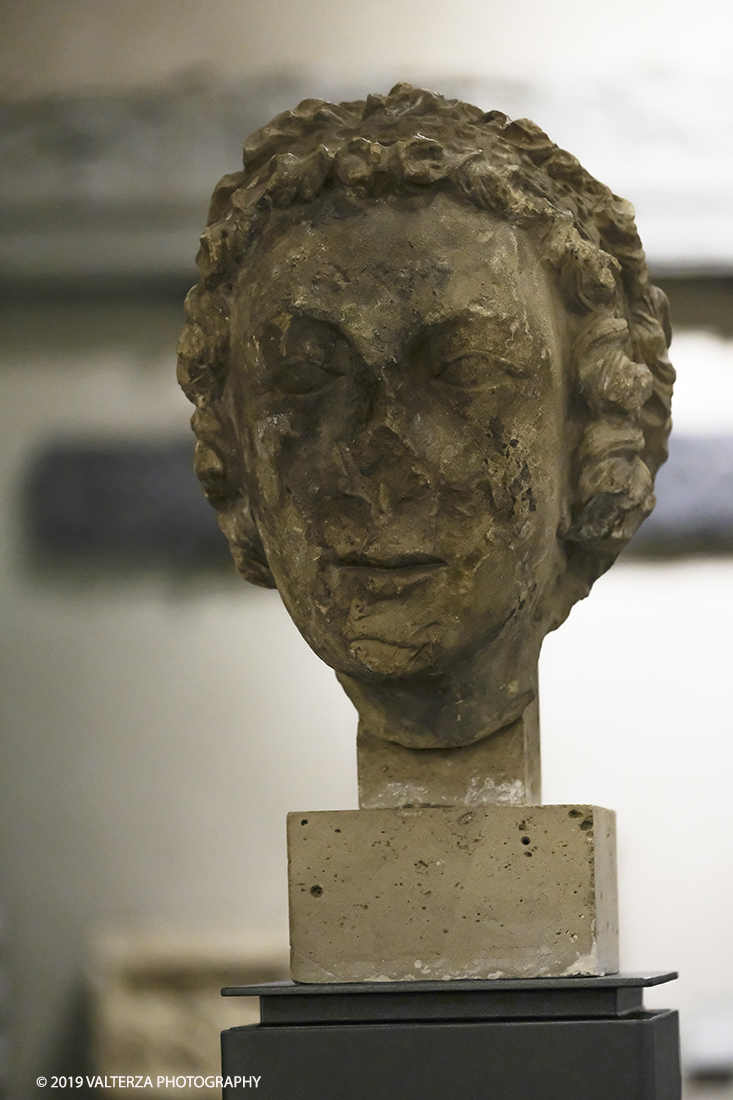 DSCF0555.jpg - 04/04/2019. Torino. Mostra multimediale che da vita a 4 sculture gotiche provenienti dalla cattedrale di Notre-Dame de Paris. Le quatrro teste della mostra sono presentate in un coinvolgente allestimento audiovisivo che ricrea uno sfondo architettonico ed ambientale per le sculture, arricchendo la visita con con proiezioni e voci fuori campo, che animano i quattro personaggi e ne raccontano la storia. Nella foto  testa di angelo, da Notre-Dame de Paris, 1210-1215 circa.