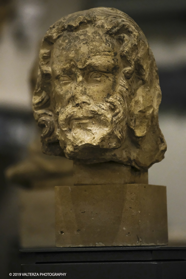 DSCF0560.jpg - 04/04/2019. Torino. Mostra multimediale che da vita a 4 sculture gotiche provenienti dalla cattedrale di Notre-Dame de Paris. Le quatrro teste della mostra sono presentate in un coinvolgente allestimento audiovisivo che ricrea uno sfondo architettonico ed ambientale per le sculture, arricchendo la visita con con proiezioni e voci fuori campo, che animano i quattro personaggi e ne raccontano la storia. Nella foto testa di uomo barbuto, da Notre Dame de Paris,1250-1258.