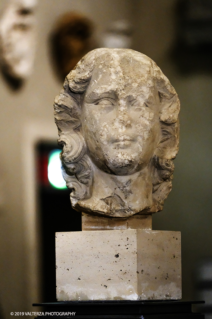 DSCF0566.jpg - 04/04/2019. Torino. Mostra multimediale che da vita a 4 sculture gotiche provenienti dalla cattedrale di Notre-Dame de Paris. Le quatrro teste della mostra sono presentate in un coinvolgente allestimento audiovisivo che ricrea uno sfondo architettonico ed ambientale per le sculture, arricchendo la visita con con proiezioni e voci fuori campo, che animano i quattro personaggi e ne raccontano la storia. Nella foto testa femminile, allegoria di una virtÃ¹ teologale, da Notre-Dame de Paris, 1250-1258.