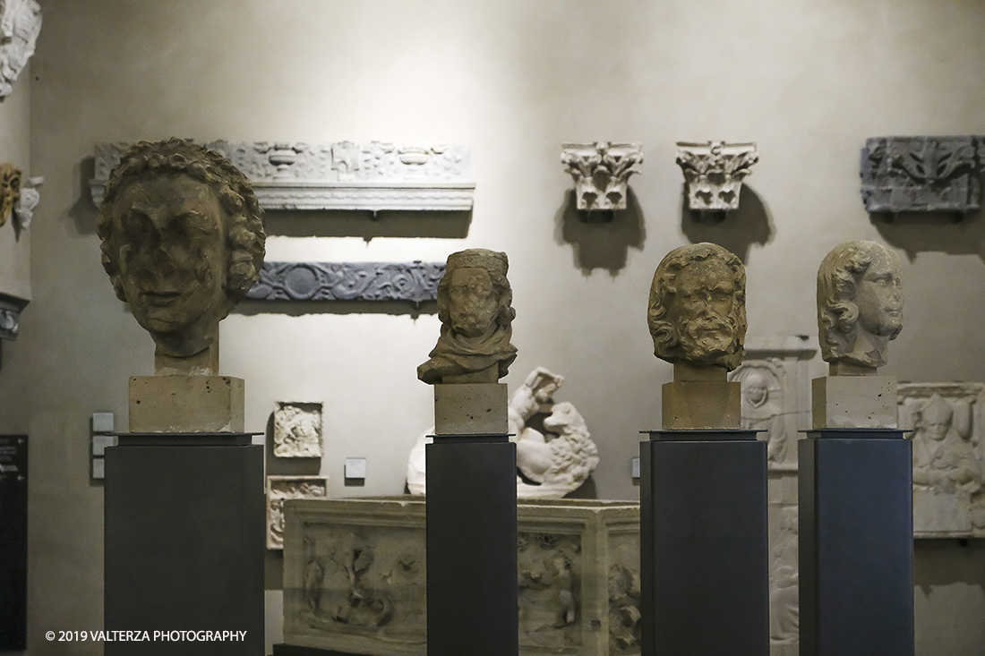 DSCF0646.jpg - 04/04/2019. Torino. Mostra multimediale che da vita a 4 sculture gotiche provenienti dalla cattedrale di Notre-Dame de Paris. Le quatrro teste della mostra sono presentate in un coinvolgente allestimento audiovisivo che ricrea uno sfondo architettonico ed ambientale per le sculture, arricchendo la visita con con proiezioni e voci fuori campo, che animano i quattro personaggi e ne raccontano la storia. Nella foto le quattro sculture gotiche in mostra a Palazzo Madama da sx la testa di angelo, la testa di Re mago, la testa di uomo barbuto, la testa femminile.