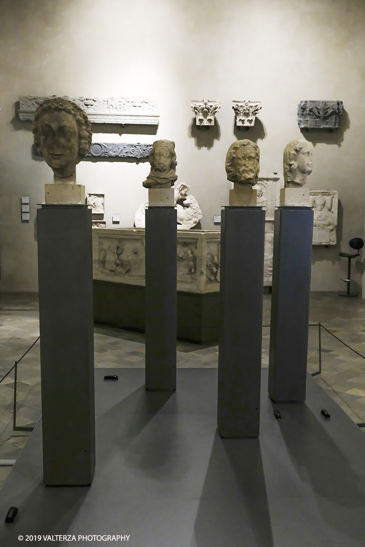 DSCF0661.jpg - 04/04/2019. Torino. Mostra multimediale che da vita a 4 sculture gotiche provenienti dalla cattedrale di Notre-Dame de Paris. Le quatrro teste della mostra sono presentate in un coinvolgente allestimento audiovisivo che ricrea uno sfondo architettonico ed ambientale per le sculture, arricchendo la visita con con proiezioni e voci fuori campo, che animano i quattro personaggi e ne raccontano la storia. Nella foto le quattro sculture gotiche in mostra a Palazzo Madama da sx la testa di angelo, la testa di Re mago, la testa di uomo barbuto, la testa femminile.