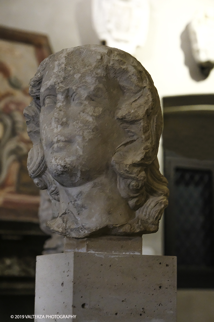 DSCF0668.jpg - 04/04/2019. Torino. Mostra multimediale che da vita a 4 sculture gotiche provenienti dalla cattedrale di Notre-Dame de Paris. Le quatrro teste della mostra sono presentate in un coinvolgente allestimento audiovisivo che ricrea uno sfondo architettonico ed ambientale per le sculture, arricchendo la visita con con proiezioni e voci fuori campo, che animano i quattro personaggi e ne raccontano la storia. Nella foto testa femminile, allegoria di una virtÃ¹ teologale, da Notre-Dame de Paris, 1250-1258.