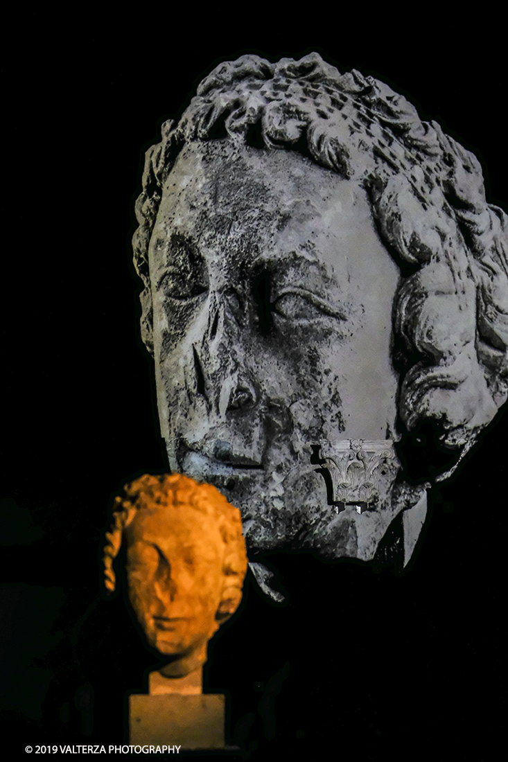 DSCF0718.jpg - 04/04/2019. Torino. Mostra multimediale che da vita a 4 sculture gotiche provenienti dalla cattedrale di Notre-Dame de Paris. Le quatrro teste della mostra sono presentate in un coinvolgente allestimento audiovisivo che ricrea uno sfondo architettonico ed ambientale per le sculture, arricchendo la visita con con proiezioni e voci fuori campo, che animano i quattro personaggi e ne raccontano la storia. Nella foto un momento dello spettacolo audiovisivo che anima la mostra