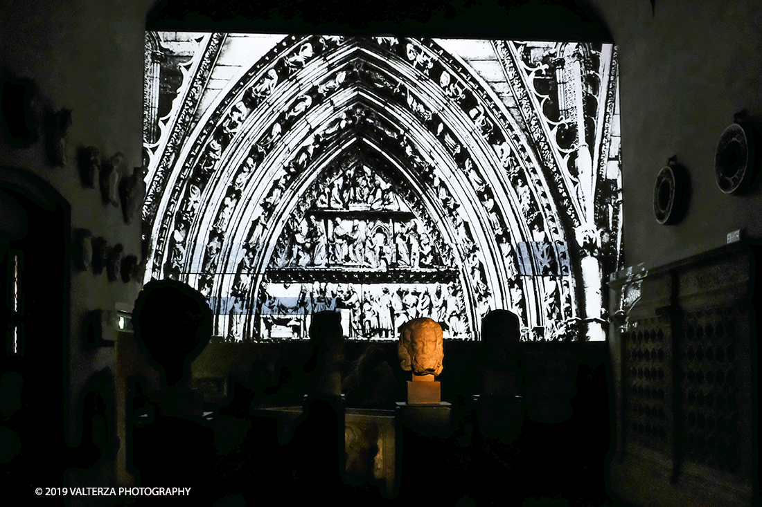 DSCF0760.jpg - 04/04/2019. Torino. Mostra multimediale che da vita a 4 sculture gotiche provenienti dalla cattedrale di Notre-Dame de Paris. Le quatrro teste della mostra sono presentate in un coinvolgente allestimento audiovisivo che ricrea uno sfondo architettonico ed ambientale per le sculture, arricchendo la visita con con proiezioni e voci fuori campo, che animano i quattro personaggi e ne raccontano la storia. Nella foto  un momento dello spettacolo audiovisivo che anima la mostra