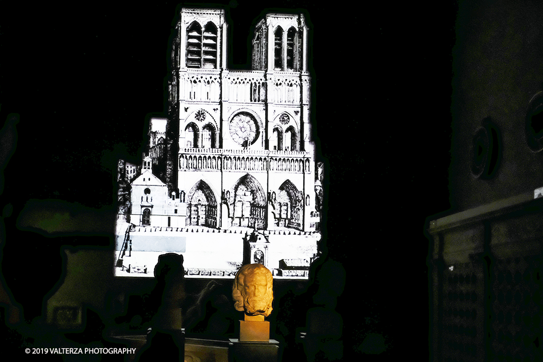 DSCF0766.jpg - 04/04/2019. Torino. Mostra multimediale che da vita a 4 sculture gotiche provenienti dalla cattedrale di Notre-Dame de Paris. Le quatrro teste della mostra sono presentate in un coinvolgente allestimento audiovisivo che ricrea uno sfondo architettonico ed ambientale per le sculture, arricchendo la visita con con proiezioni e voci fuori campo, che animano i quattro personaggi e ne raccontano la storia. Nella foto  un momento dello spettacolo audiovisivo che anima la mostra