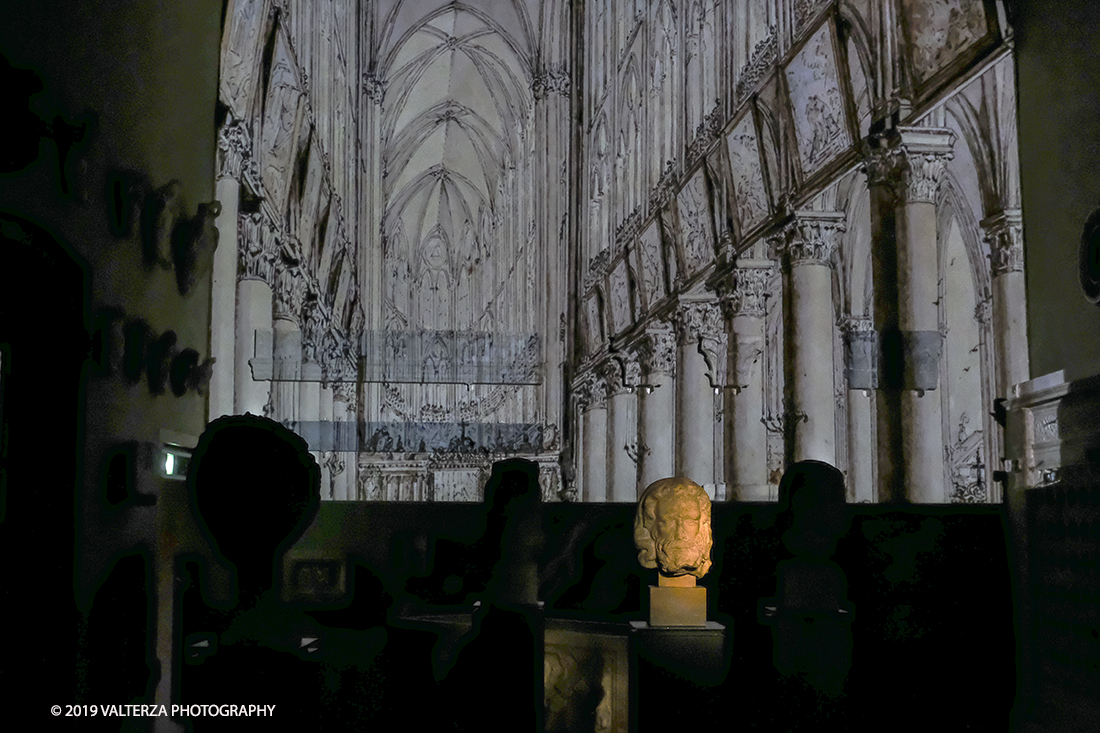 DSCF0775.jpg - 04/04/2019. Torino. Mostra multimediale che da vita a 4 sculture gotiche provenienti dalla cattedrale di Notre-Dame de Paris. Le quatrro teste della mostra sono presentate in un coinvolgente allestimento audiovisivo che ricrea uno sfondo architettonico ed ambientale per le sculture, arricchendo la visita con con proiezioni e voci fuori campo, che animano i quattro personaggi e ne raccontano la storia. Nella foto  un momento dello spettacolo audiovisivo che anima la mostra