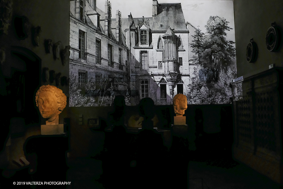 DSCF0847.jpg - 04/04/2019. Torino. Mostra multimediale che da vita a 4 sculture gotiche provenienti dalla cattedrale di Notre-Dame de Paris. Le quatrro teste della mostra sono presentate in un coinvolgente allestimento audiovisivo che ricrea uno sfondo architettonico ed ambientale per le sculture, arricchendo la visita con con proiezioni e voci fuori campo, che animano i quattro personaggi e ne raccontano la storia. Nella foto un momento dello spettacolo audiovisivo che anima la mostra