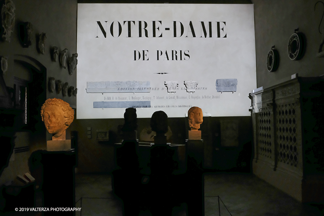 DSCF0853.jpg - 04/04/2019. Torino. Mostra multimediale che da vita a 4 sculture gotiche provenienti dalla cattedrale di Notre-Dame de Paris. Le quatrro teste della mostra sono presentate in un coinvolgente allestimento audiovisivo che ricrea uno sfondo architettonico ed ambientale per le sculture, arricchendo la visita con con proiezioni e voci fuori campo, che animano i quattro personaggi e ne raccontano la storia. Nella foto un momento dello spettacolo audiovisivo che anima la mostra