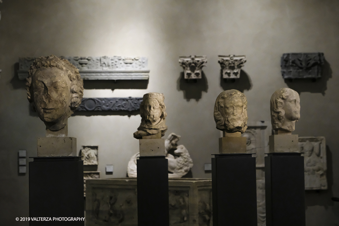 DSCF0926.jpg - 04/04/2019. Torino. Mostra multimediale che da vita a 4 sculture gotiche provenienti dalla cattedrale di Notre-Dame de Paris. Le quatrro teste della mostra sono presentate in un coinvolgente allestimento audiovisivo che ricrea uno sfondo architettonico ed ambientale per le sculture, arricchendo la visita con con proiezioni e voci fuori campo, che animano i quattro personaggi e ne raccontano la storia. Nella foto le quattro sculture gotiche in mostra a Palazzo Madama da sx la testa di angelo, la testa di Re mago, la testa di uomo barbuto, la testa femminile.