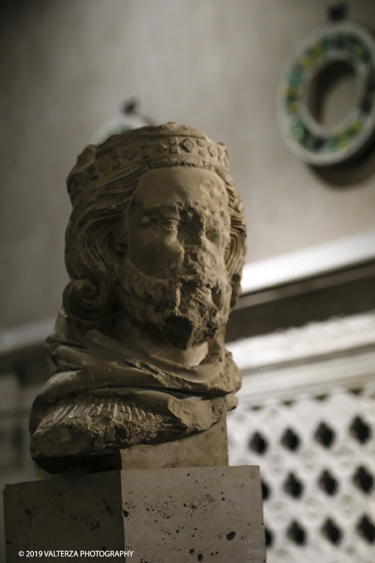 DSCF0932.jpg - 04/04/2019. Torino. Mostra multimediale che da vita a 4 sculture gotiche provenienti dalla cattedrale di Notre-Dame de Paris. Le quatrro teste della mostra sono presentate in un coinvolgente allestimento audiovisivo che ricrea uno sfondo architettonico ed ambientale per le sculture, arricchendo la visita con con proiezioni e voci fuori campo, che animano i quattro personaggi e ne raccontano la storia. Nella foto testa di Re mago, da Notre Dame di Paris, 1250-1258.